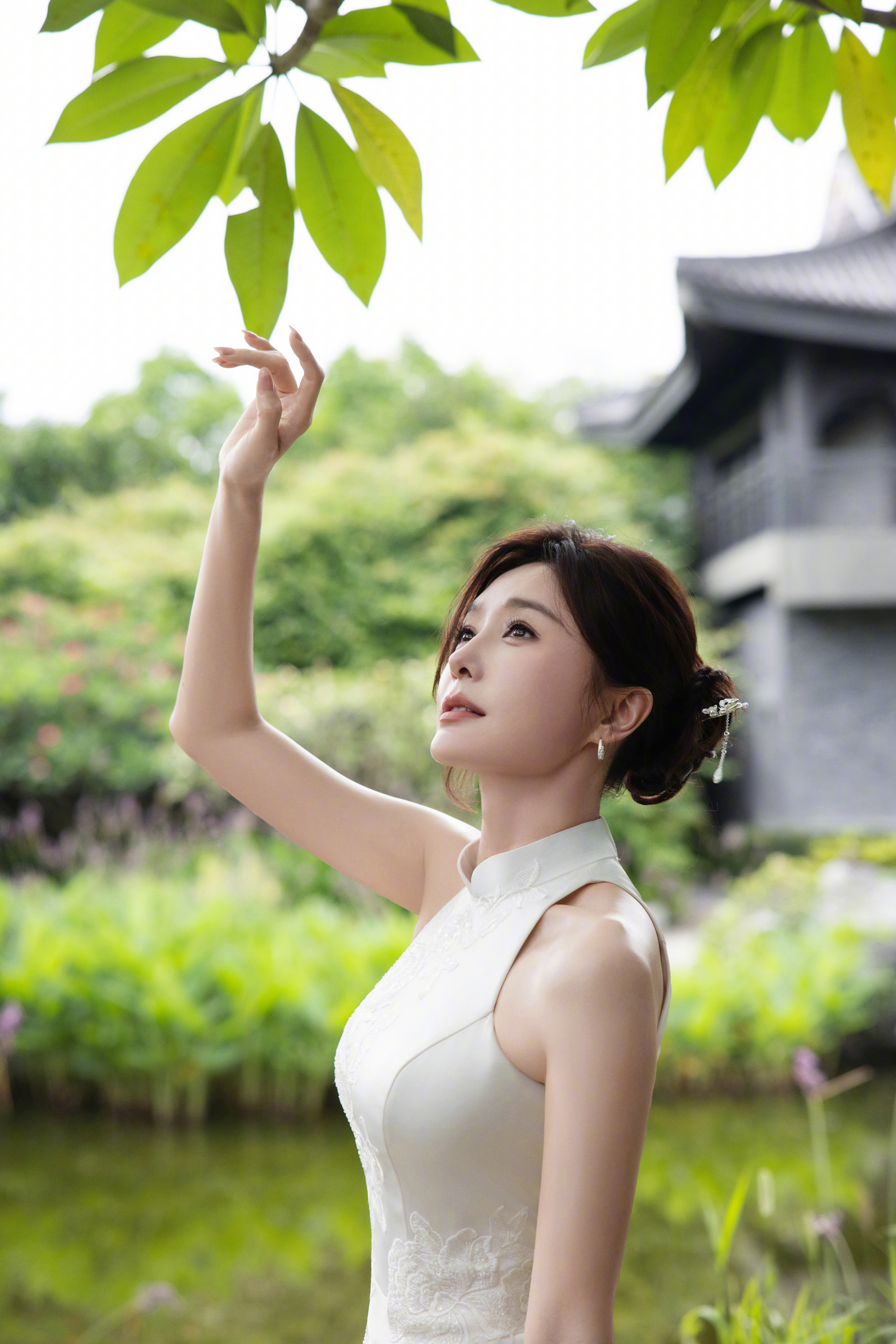 秦岚白色旗袍秦岚的直角肩温婉白旗袍适配绝美气质，流畅精致的直角肩格外吸睛，秦岚身