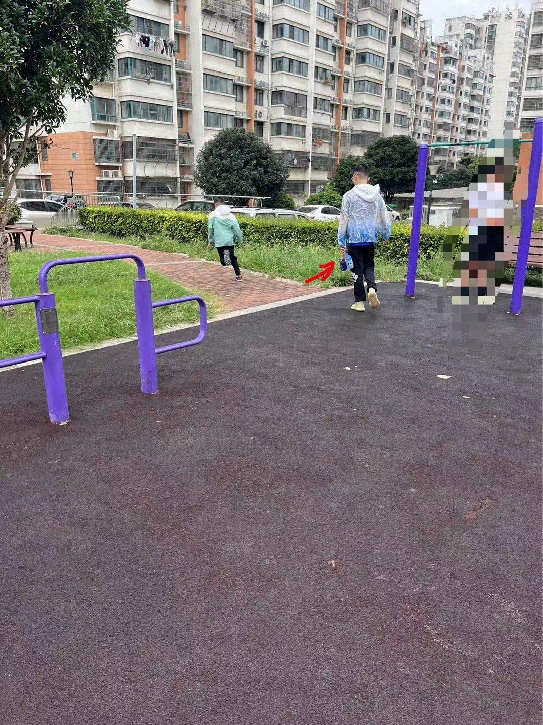 哈哈哥哥又拎了两个水壶。我问问啊，是不是一般大宝比较老实，二宝比较皮？[污] ​