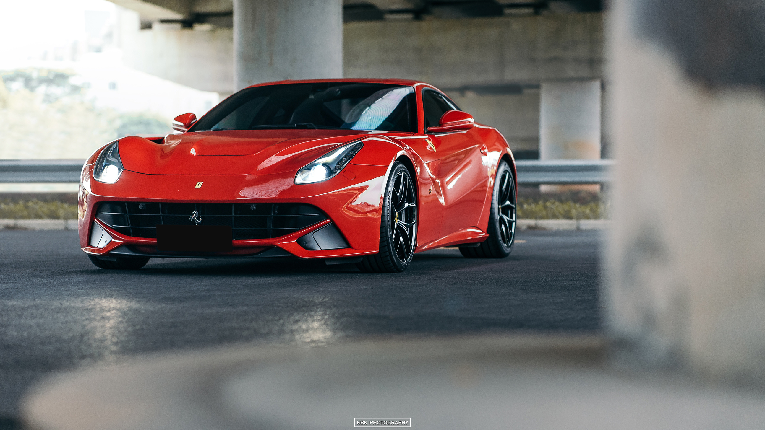 桥底邂逅一台10年前的意大利小汽车。Ferrari F12 Berlinetta
