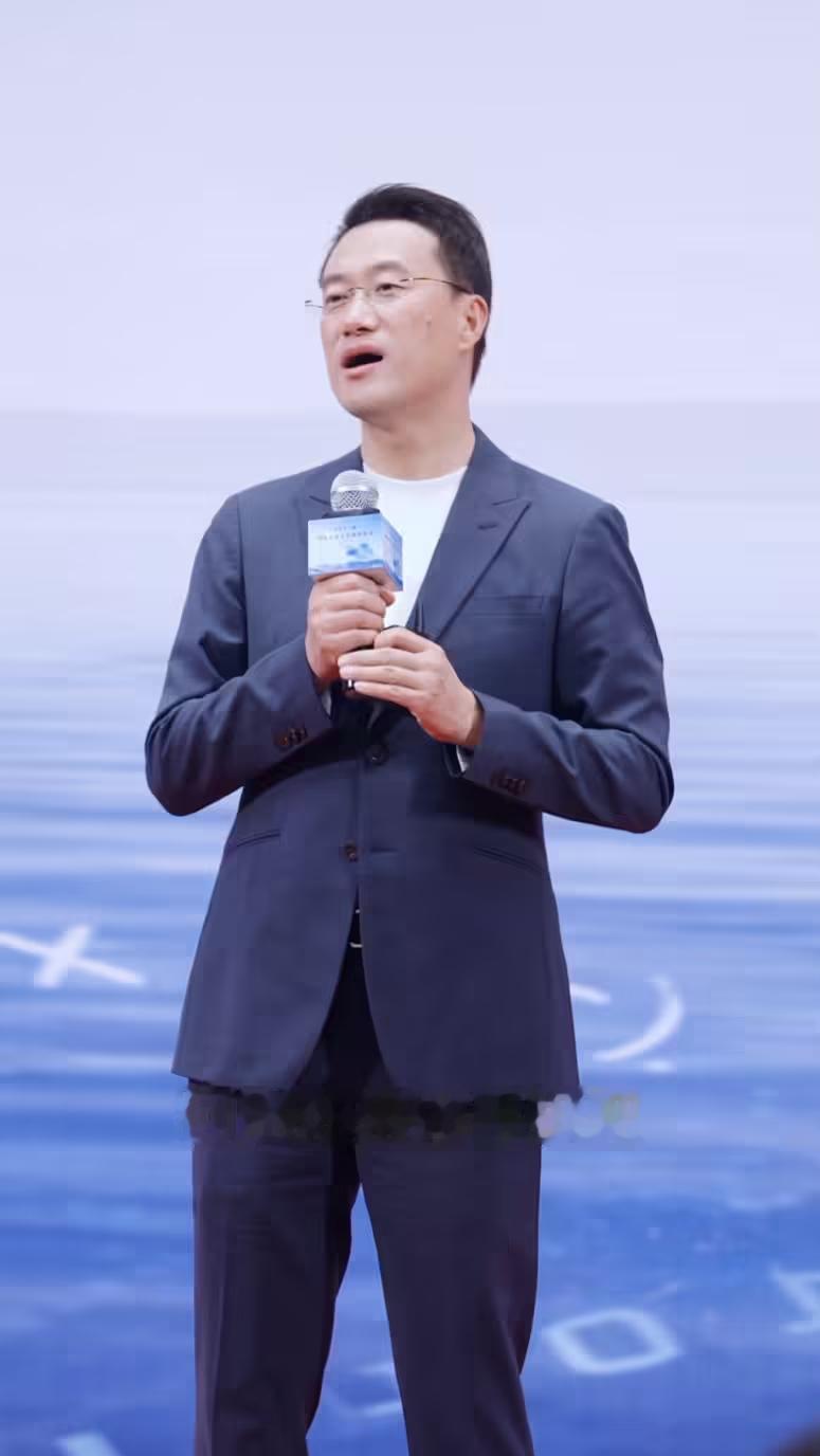 华为终端 BG CEO 何刚聊自己为什么会做手机，简单来说是被余承东叫过来的。据