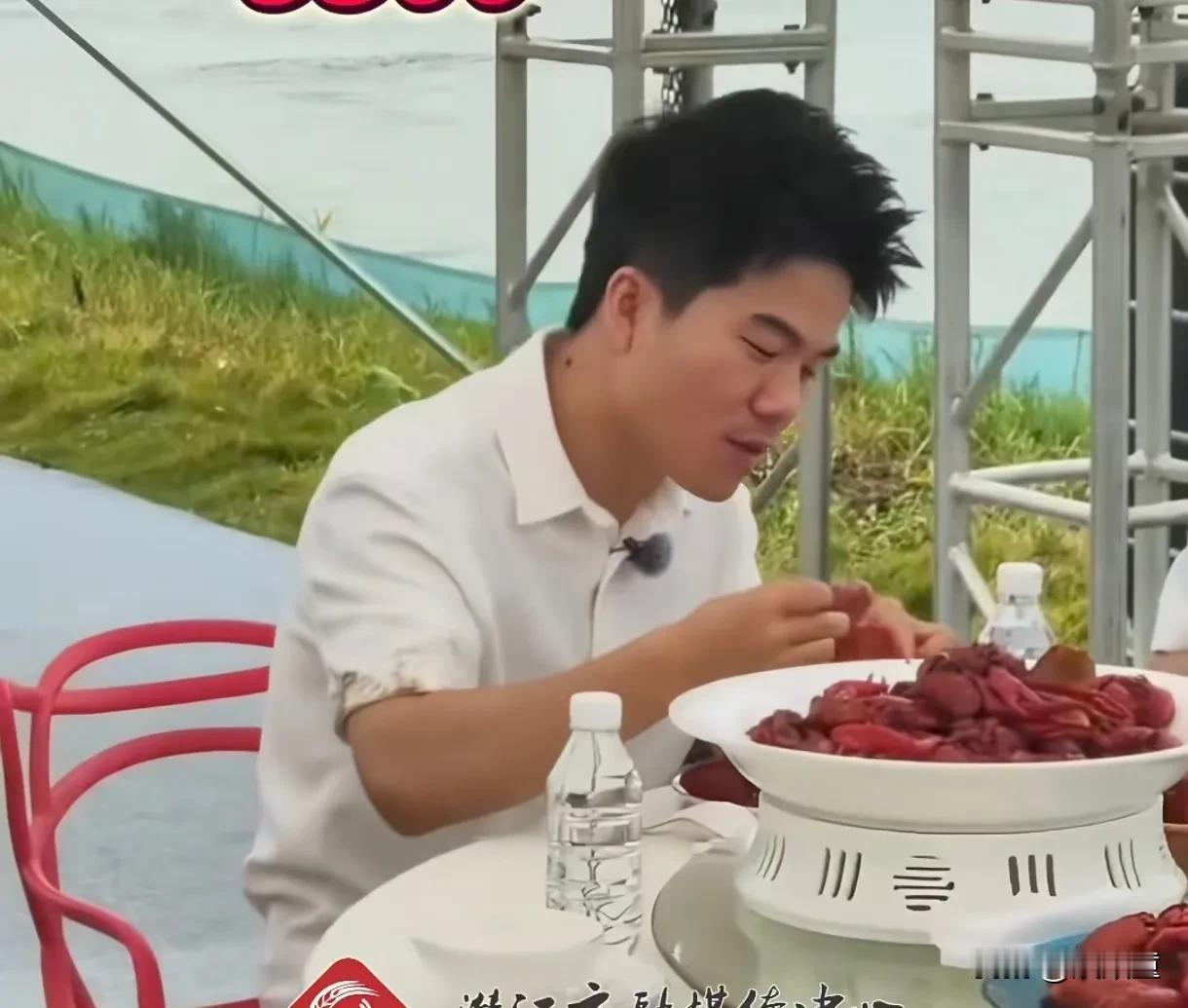 又在与辉同行专场买东西！
这次有一些意外，虾买的是预售，直播的时候说是七天发货，