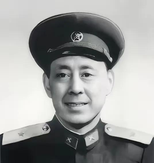 1952年，一个战士在运炮弹时，突然发现师长有些熟悉，他仔细回想后，就对战友说：