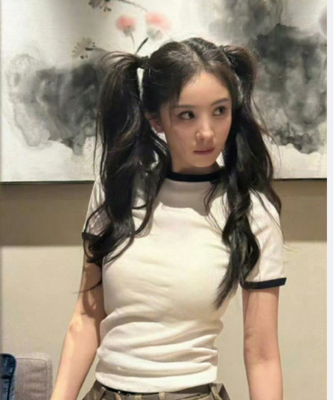 杨幂双马尾女高水手服穿搭，短款露脐水手服，主体为米白色，袖口与海军领采用黑色撞色