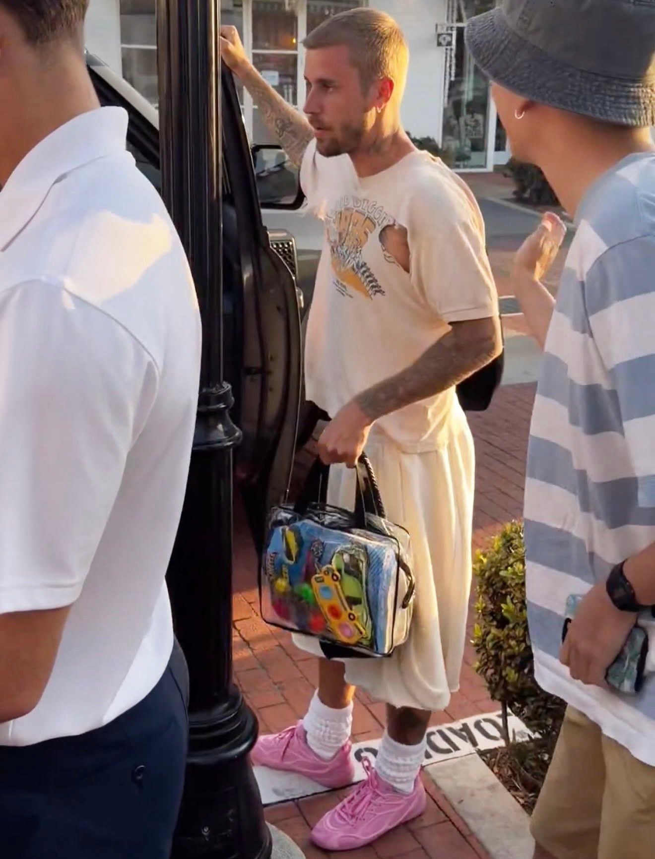 【📸】近期被拍到提着杰克的玩具os：穿的也像童装JustinBieber