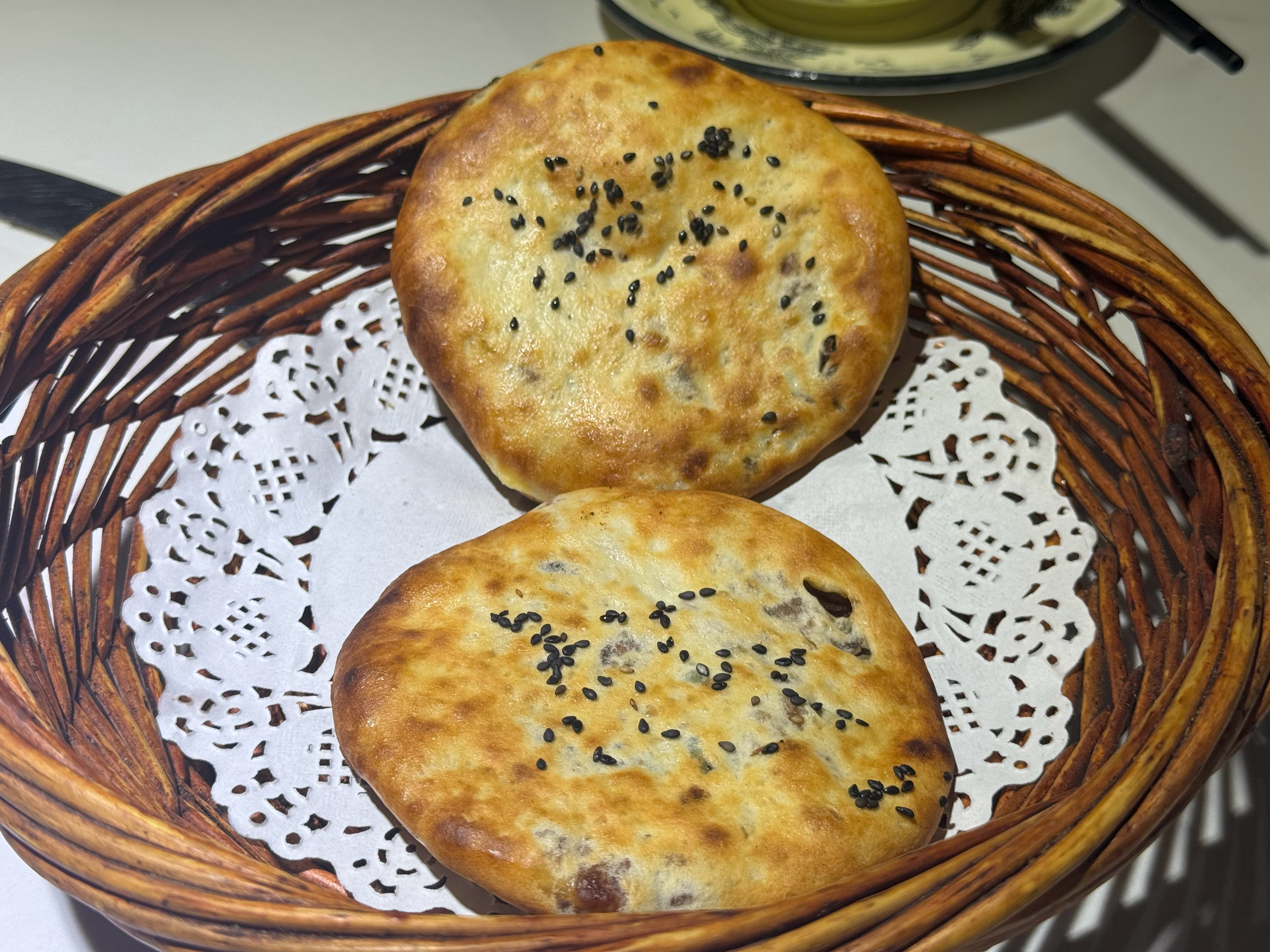正宗的缙云烧饼现烤的香话说这家饭店的装修风格有点厉害啊公社大院 里面的老物件全是