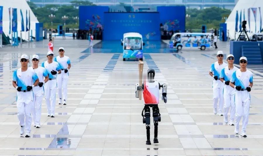 全球首个5G-A人形机器人火炬手“夸父”亮相十五运11月2日，在第十五届全运会深
