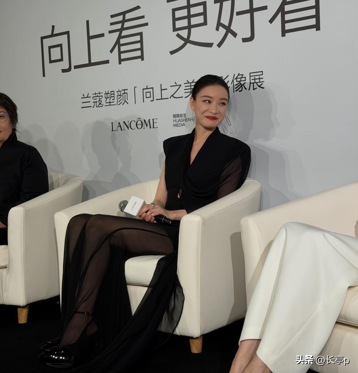 倪妮的一身黑丝装显得非常有气质
优雅中带着性感
倪妮是土生土长的南京人
1米7的