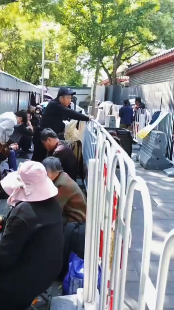 这是地区，虽然多，国家现场局几天没开门，年年开门，今天人比较多点，a区早满了，昨