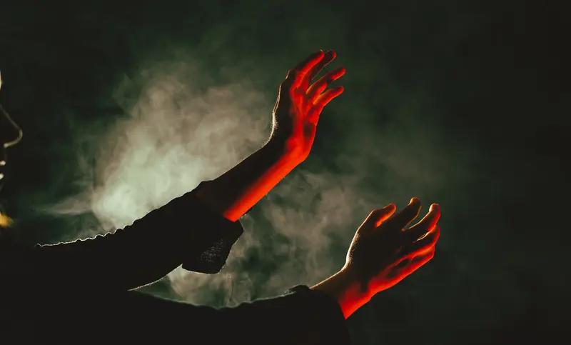 深圳这起母亲为女儿“驱魔”致其死亡的案子太让人唏嘘。李某和谢某与被害人是母女、姐