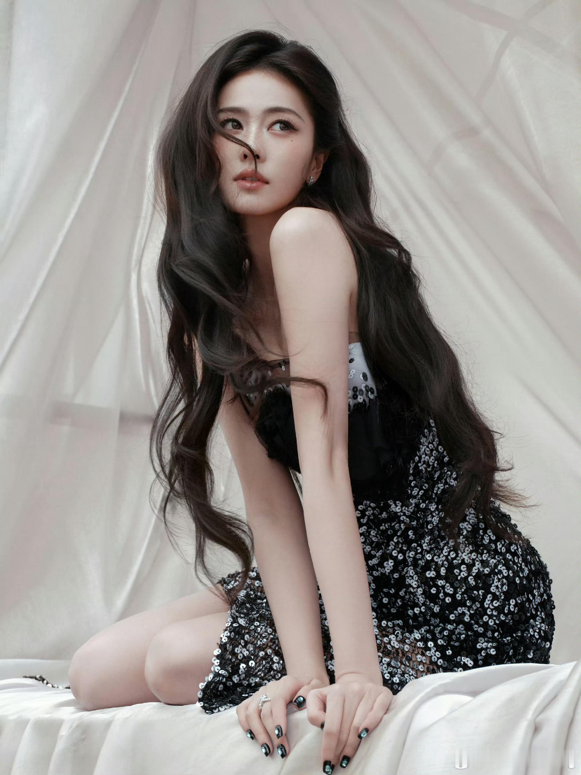 白鹿  我喜欢这三张…美～ 闵塔鲨给白鹿准备的裙子白鹿