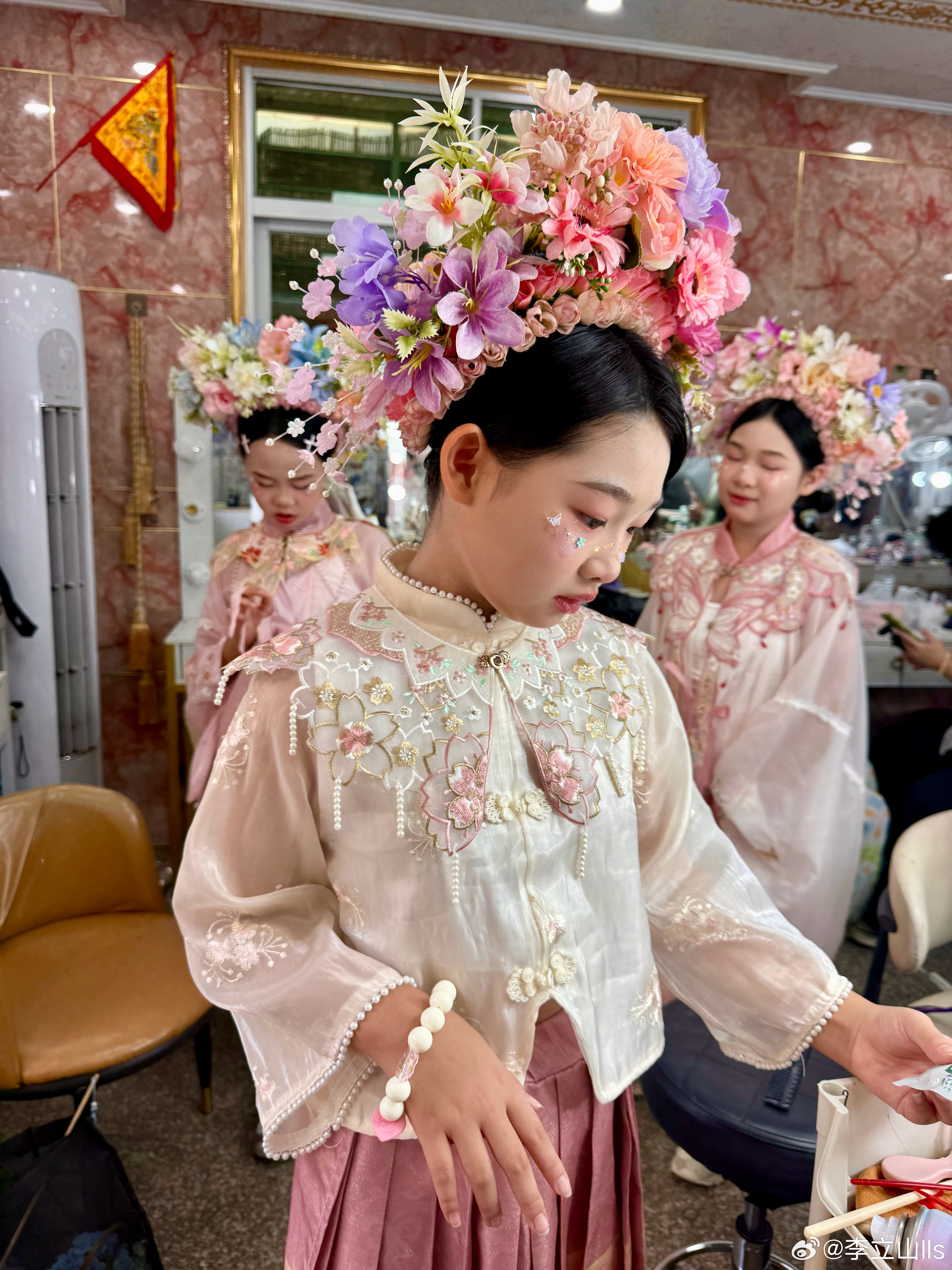 李芷莹淑女不过两秒钟，7岁之后就无温柔过！用我号乱发野的就是她！ ​​​
