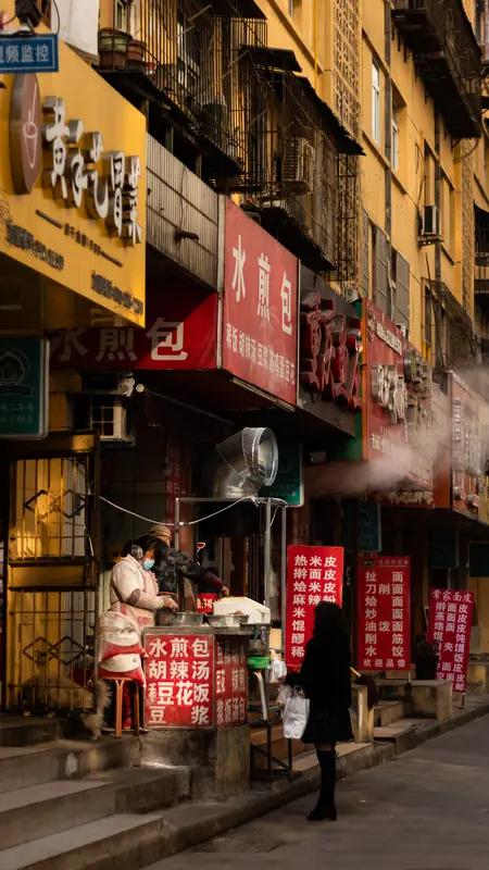 问：倘若用三个字来描绘你目前的生活状态，你会选哪三个字？
答：我选的三个字是：忙
