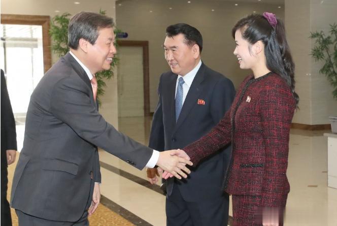 2018年3月31日，当时的三池渊管弦乐团团长玄松月 接见抵达朝鲜平壤的韩国艺术