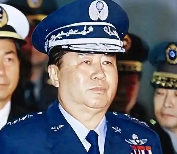 台湾首任军事大学校长，退役上将夏瀛洲说：当年佩洛西窜台，解放军趁势突破了海峡中线