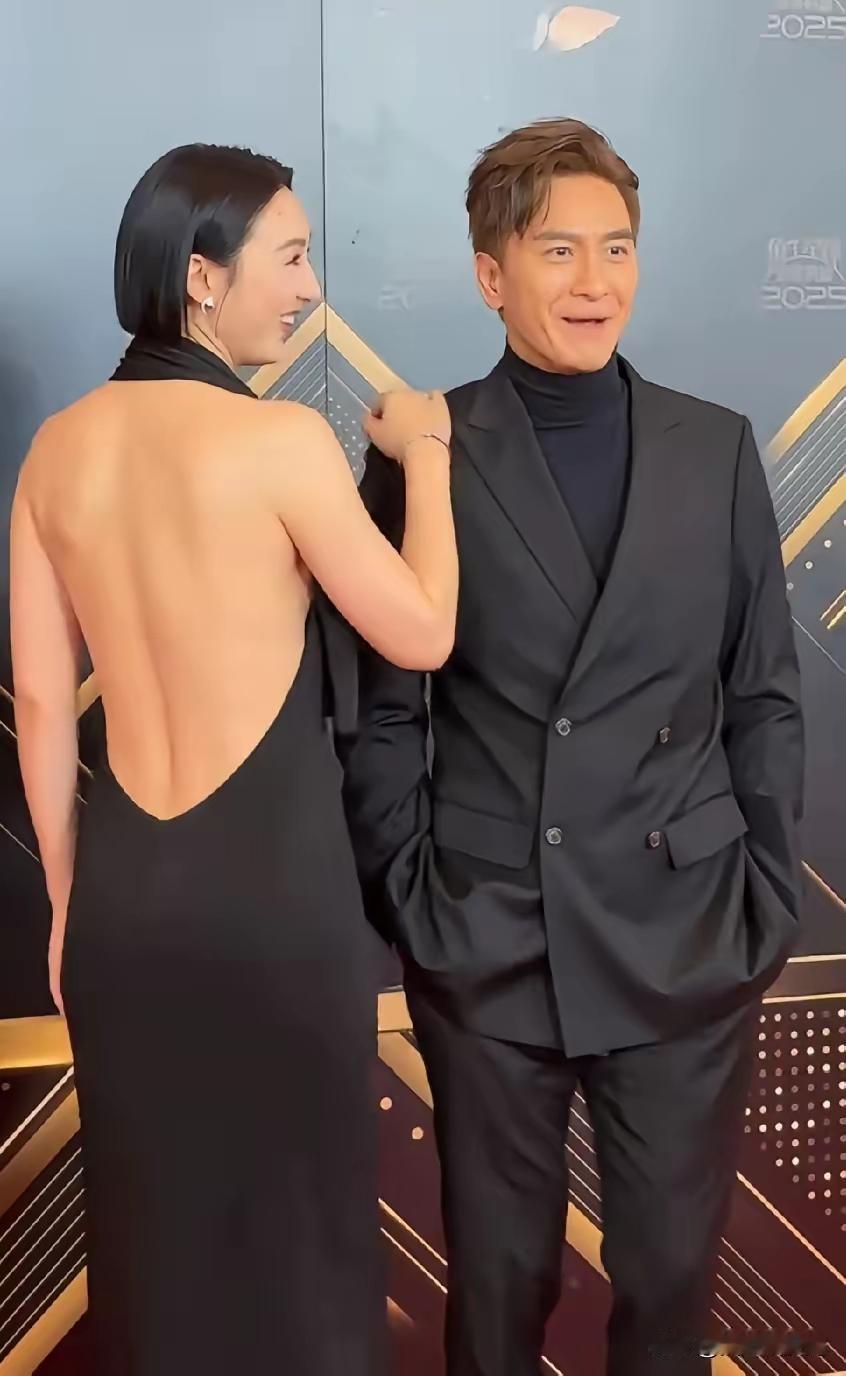 感觉在娱乐圈里，每个女明星都得露一回背，不管自己背部条件好不好，仿佛不露就亏大了