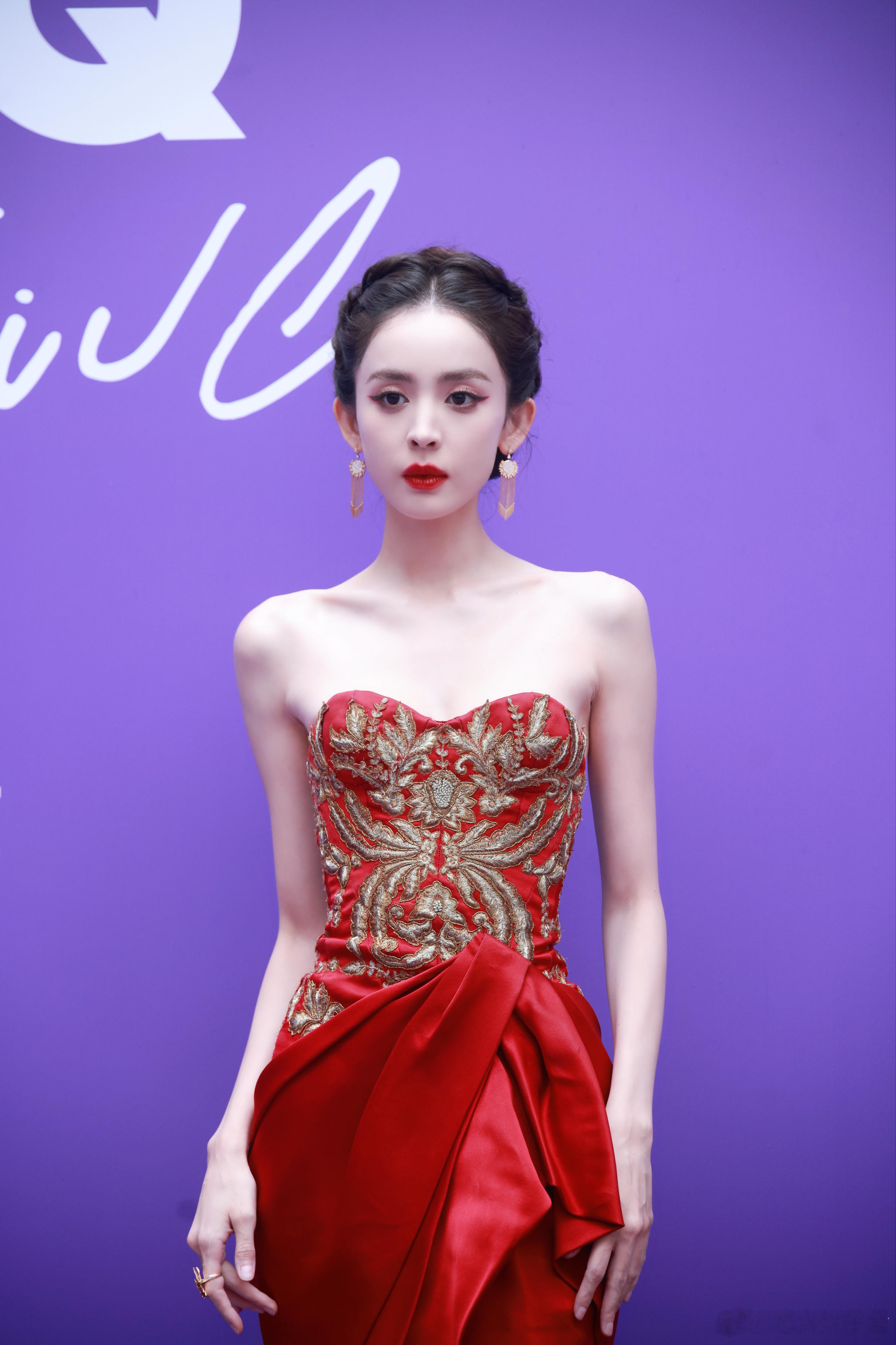 娜扎[超话]  古力娜扎QG盛典活动娜扎红毯 娜扎礼服娜扎玉茗茶骨娜扎赴山海 ​
