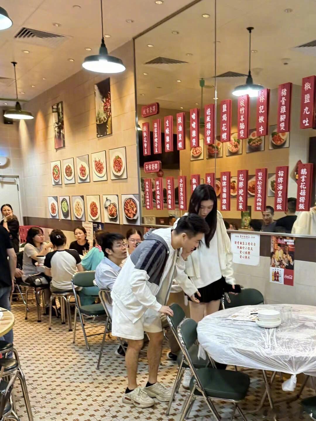 何猷君给奚梦瑶拉餐椅 网友在澳门偶遇何猷君奚梦瑶吃饭，何猷君贴心给奚梦瑶拉餐椅，