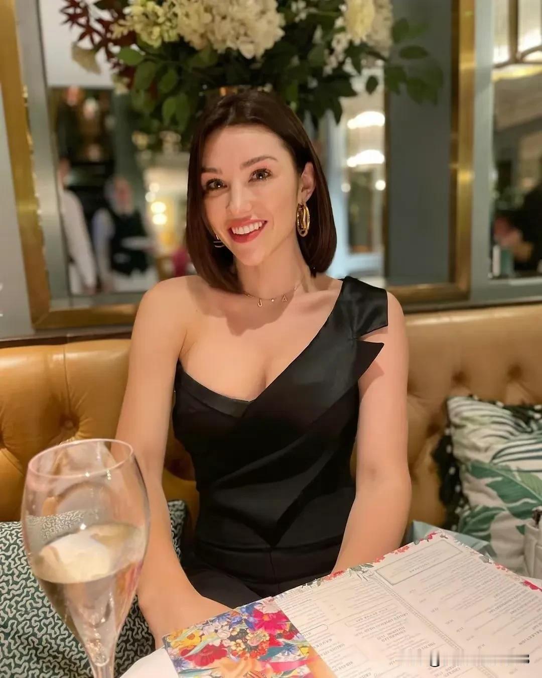 若日尼奥和妻子凯特-哈丁，美满幸福！[赞]