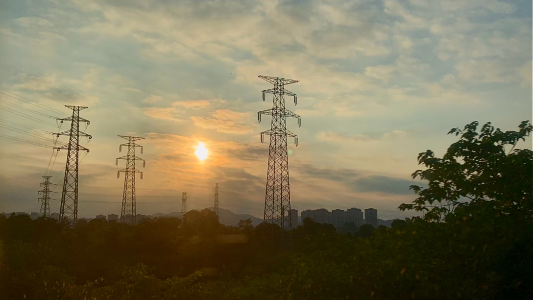 阴晴不定的外勤日，落雨了便默默唱向阳而生然而此刻夕阳像火龙的眼睛。 