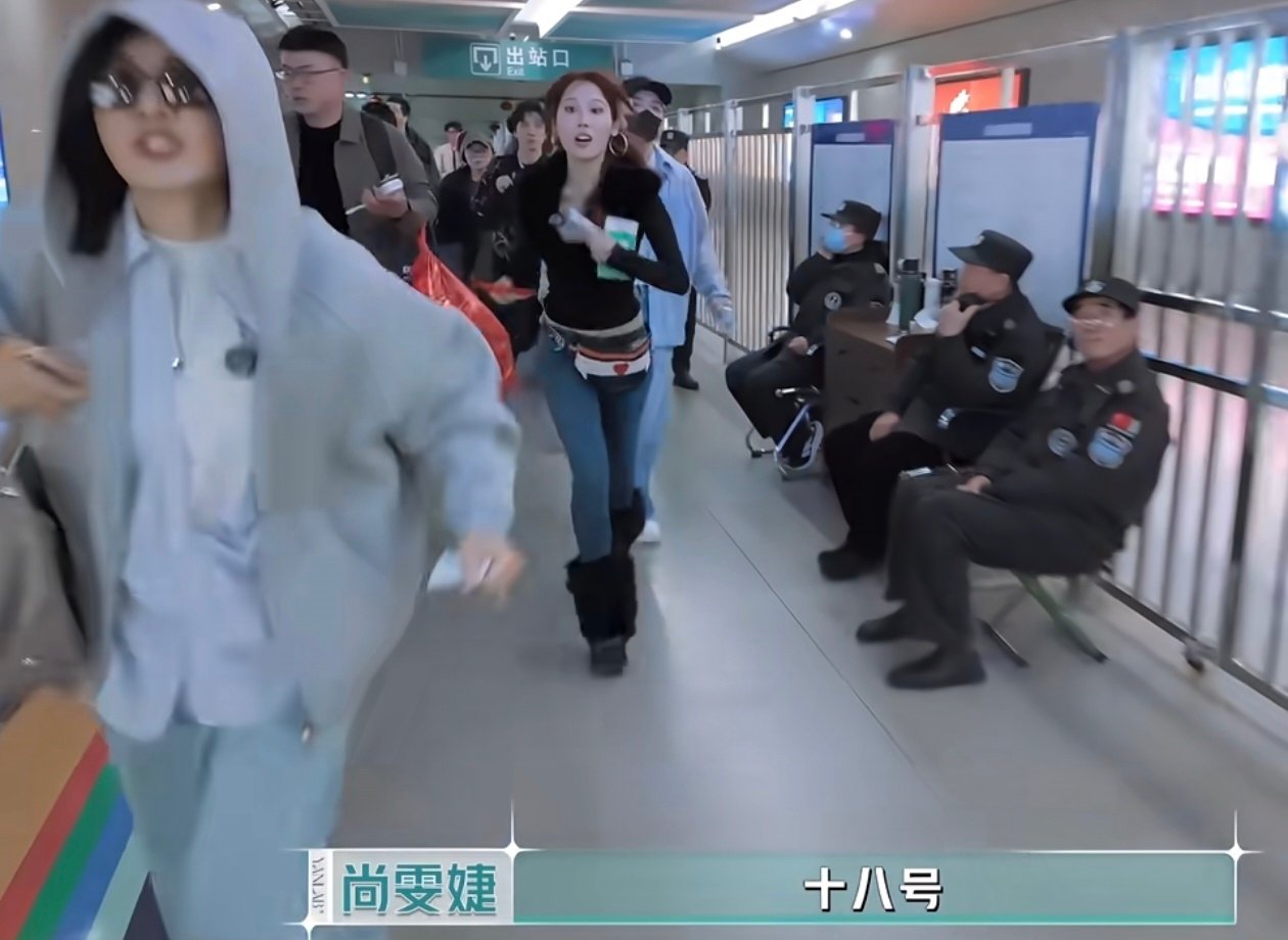 尚雯婕尚雯婕李佳琦真实版人在囧途为了不耽误行程两人全程脚步不停一路小跑，顾不上形