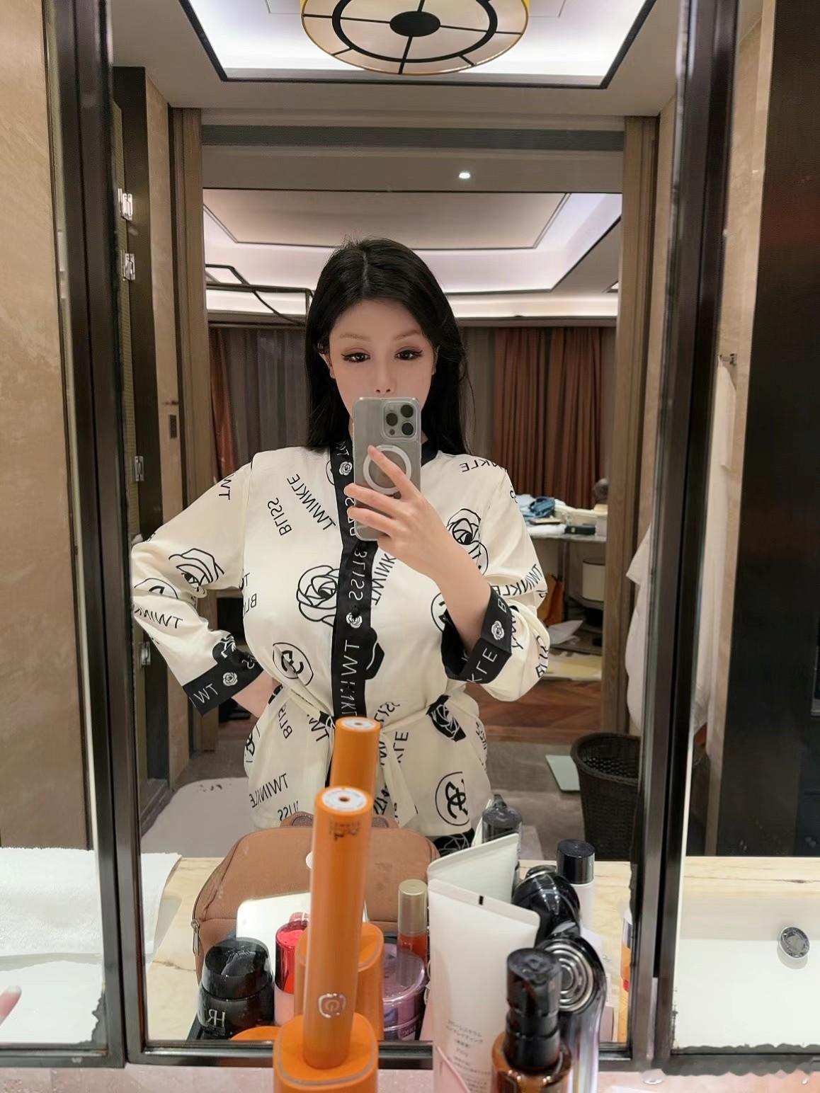 穿搭[超话]   他们说天底下最亮的是星星那是因为没有见过你的眼睛颜值街拍写真 