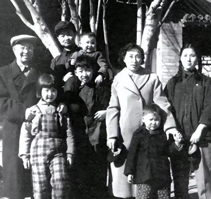 1958年，陈庚的儿媳妇钱如琴第一次来家后，看到开门的竟然是一名身穿便衣，头戴瓜