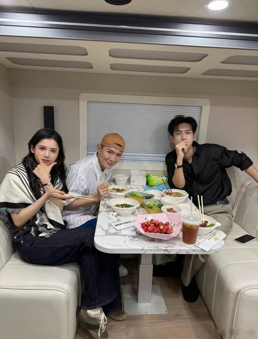 刘冲探班李现张婧仪合照李现张婧仪刘冲聚会合照李现张婧仪刘冲合照，我们雾里青的杂志