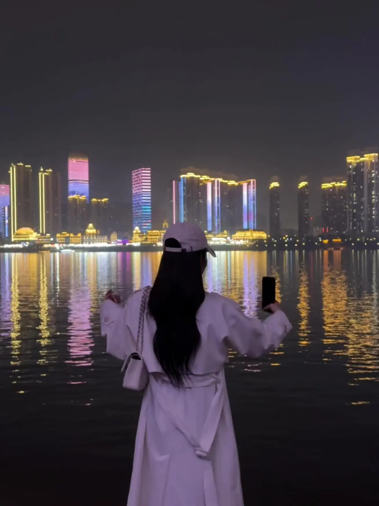 我这人拧巴 一句话我能分析好久 无限曲解 只有反复确定 真的被爱时 才...