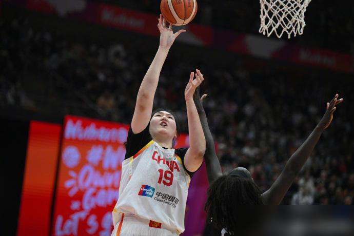 8分钟轰11分，效率全队第一，张子宇却被死死按在板凳上。你先别骂，这根本不是打压