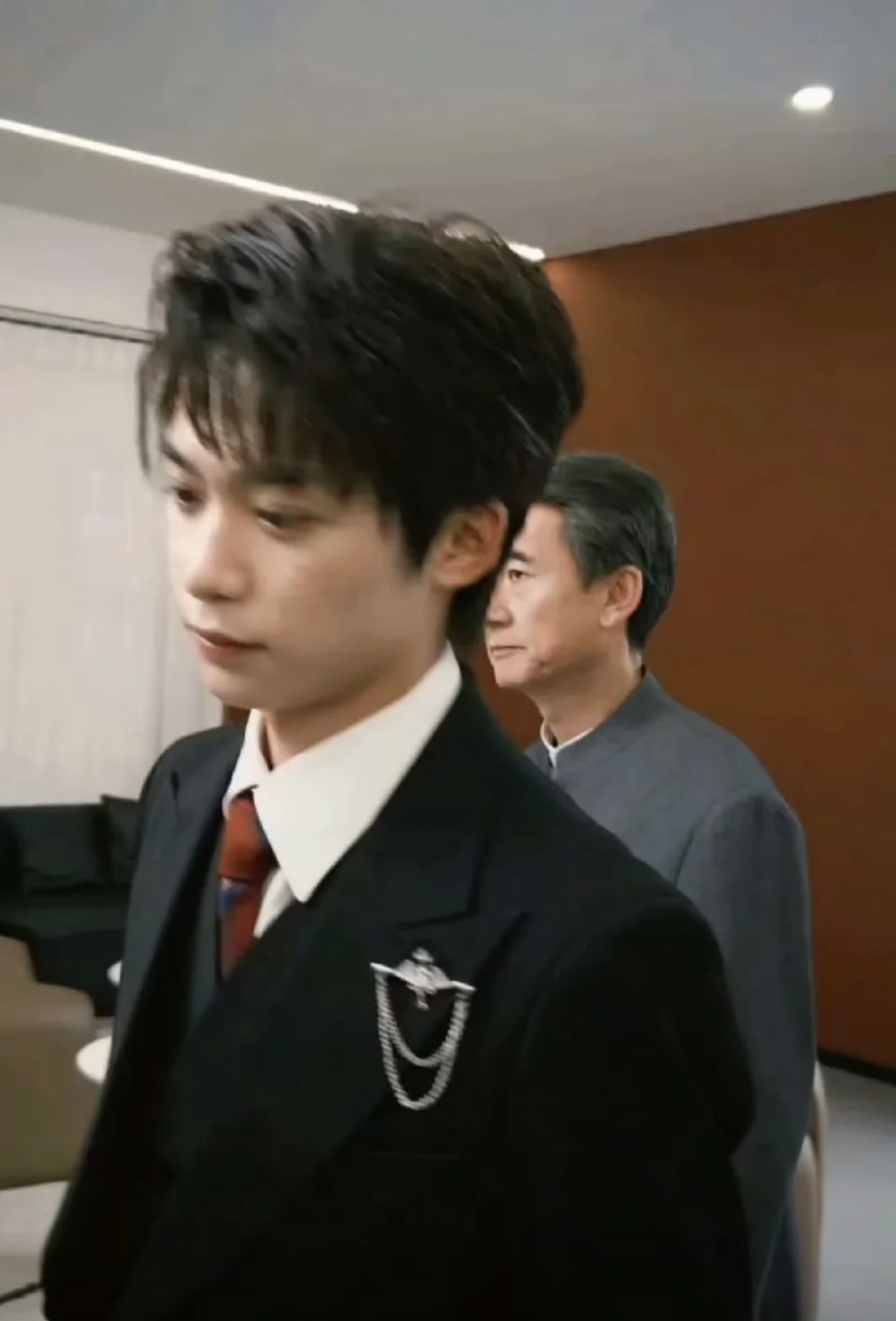 梓渝这身好根正苗红的穿搭啊。 