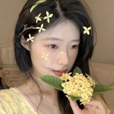 🌸 花海中的精灵 🌸 自然之美，你是我眼中的风景花海少女照 梦幻粉色的花海 