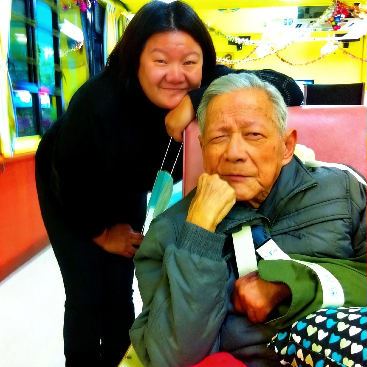 2010年，洪晃和父亲洪君彦，在香港的一家餐厅用餐，一张罕见的合影，照片中的父女