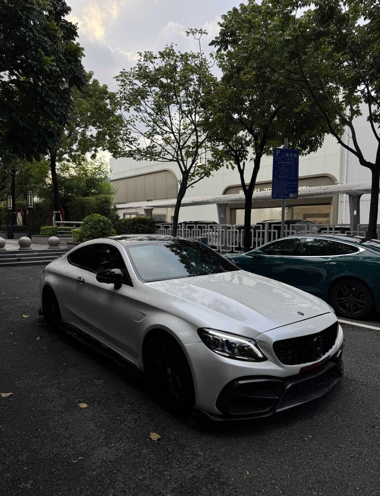 汕头｜白武士AMG C63 Coupé 西装猛兽🔥
谁能拒绝这台白色宽体C63