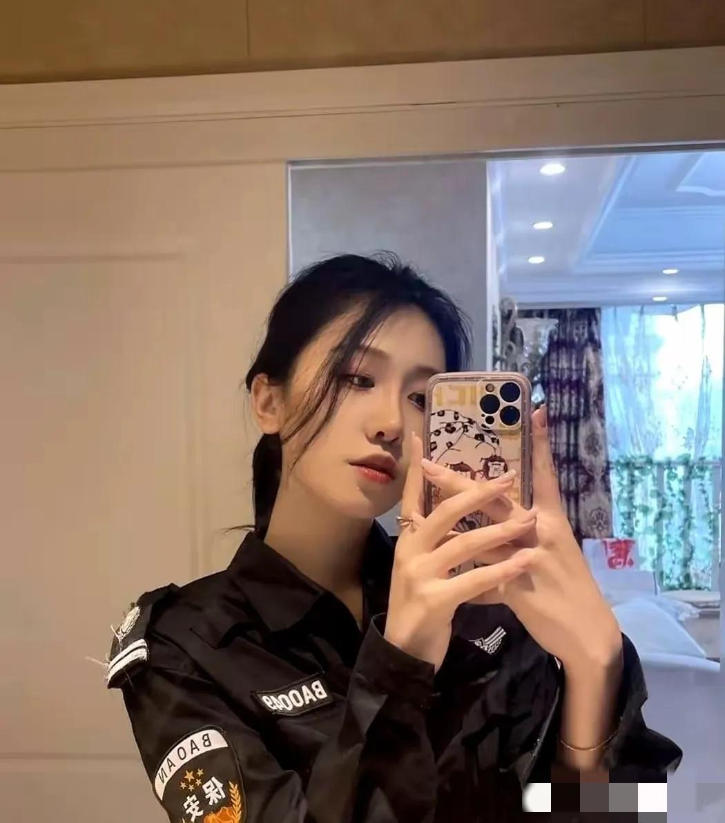 小区新来了一个女保安，身材长相不输一线明星，惹得小区里很多单身男子，有事没事都往