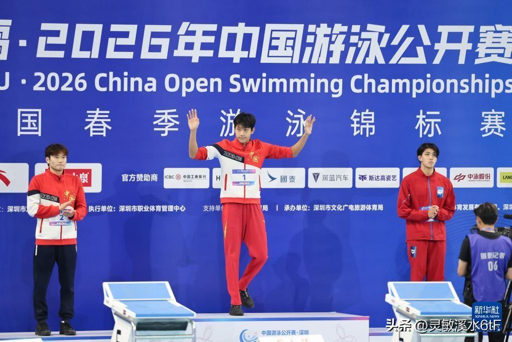 18岁，却有着像30岁老将般的冷静沉稳，这份反差，直接刷屏全网。
天才少年张展硕