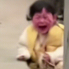 一个小女孩轻轻地碎了…害怕一切会飞的虫。不敢吵醒睡熟的麻麻，果夫也不在身边。只敢