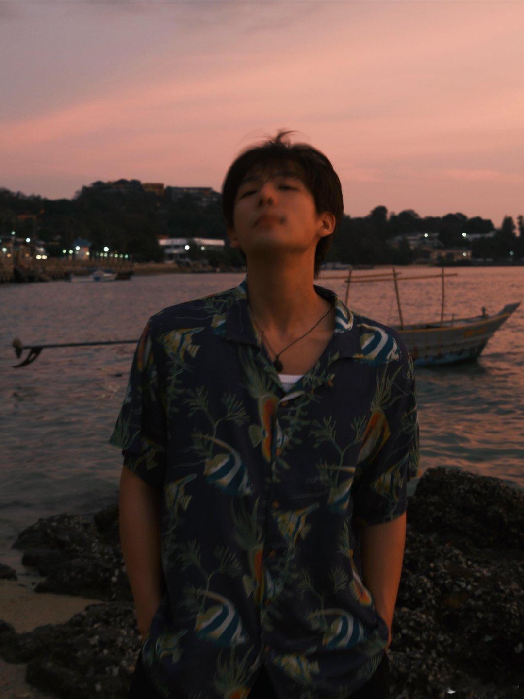 你俩怎么这么会拍内娱给这两位上个本子吧漫天烟花点缀浪漫夜景，王安宇姚安娜同框氛围