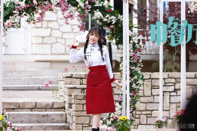 #虞书欣中华小厨娘皮肤上欣##虞书欣温婉厨娘造型#虞书欣的温婉厨娘造型，如同一朵