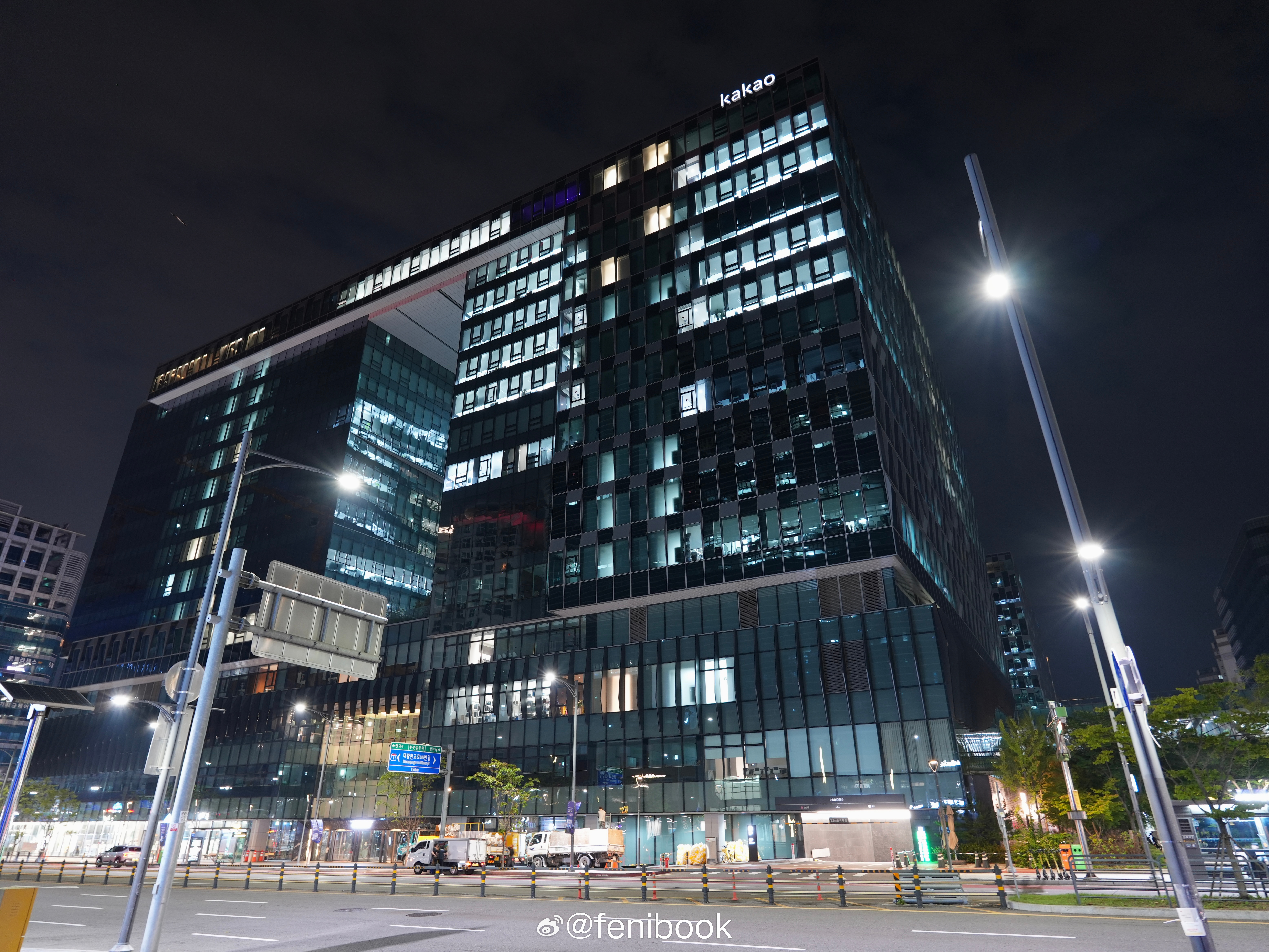 晚上11点路过韩国 Kakao 总部……本来以为韩国人已经不卷了，抬头一看，好家