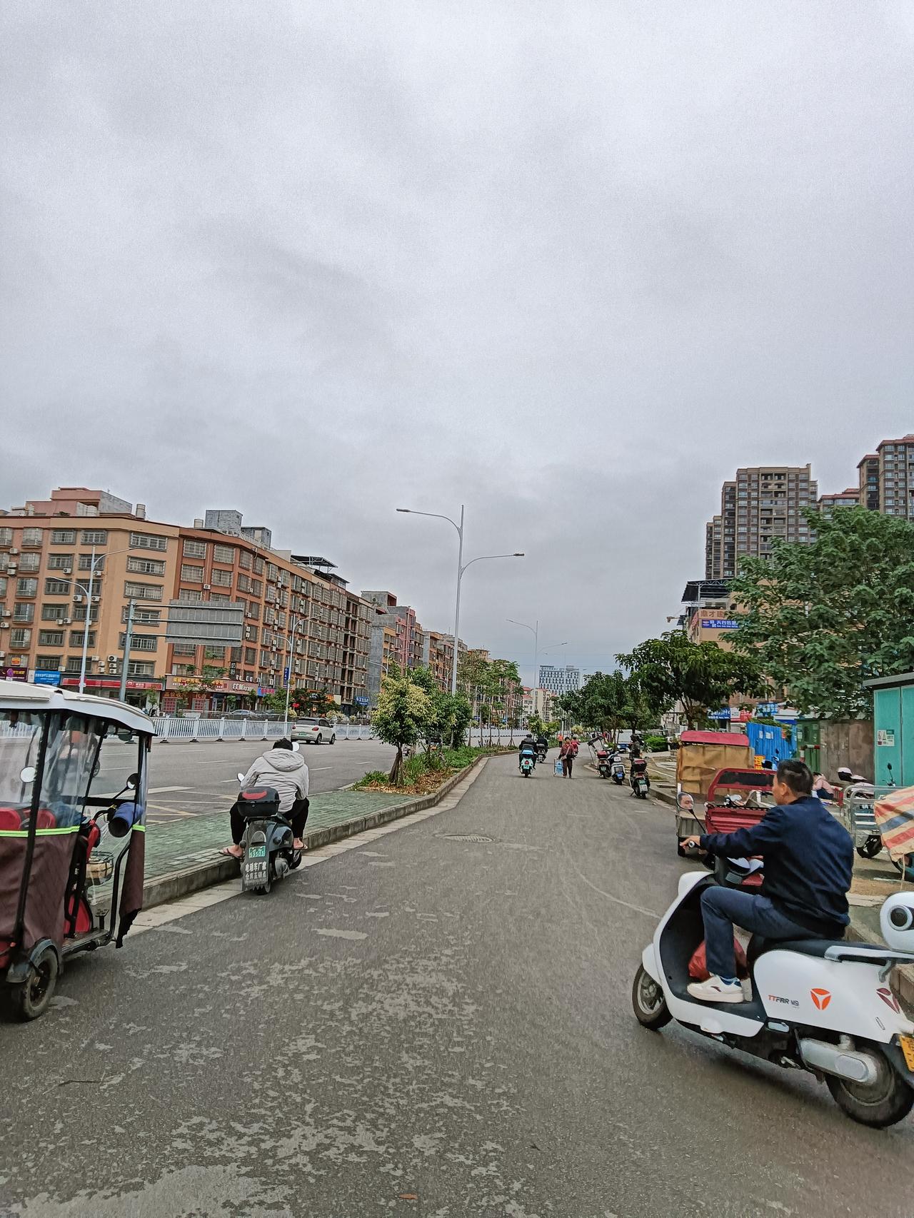 贵港市昨晚受北方强冷空气的影响下了小雨，今早路过港北龙圣市场路段见此路段摆摊的很