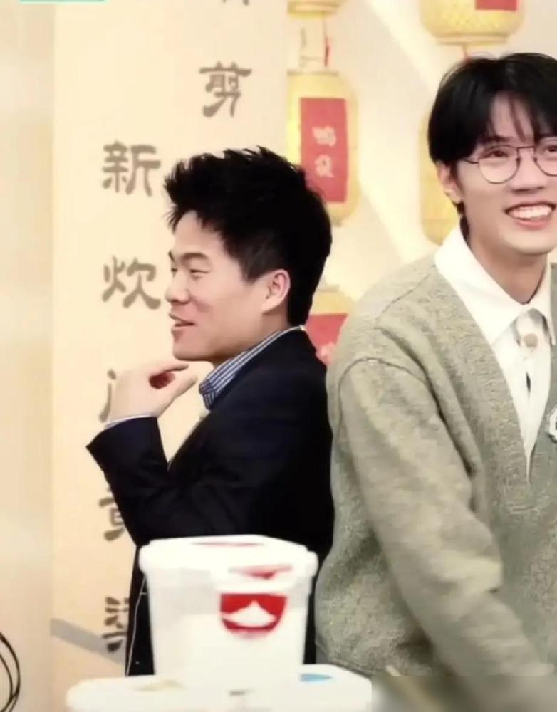 鹏鹏直播间里一片沸腾，满屏刷“你不配”，骂他是董宇辉身边的小跟班。
 
他一句话