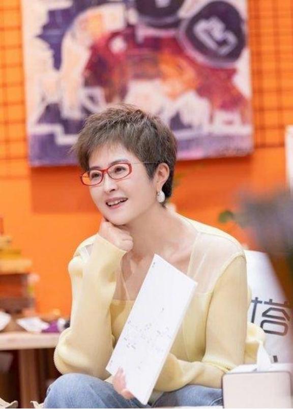 42岁的央视主持人张泉灵辞去工作后，趁着60岁的丈夫不注意，带着存款147万，前