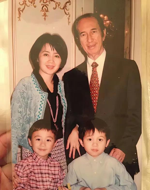 这是当年梁安琪和“赌王”在一起的合影，他们年龄相差39岁，但在图片中没看出相差那