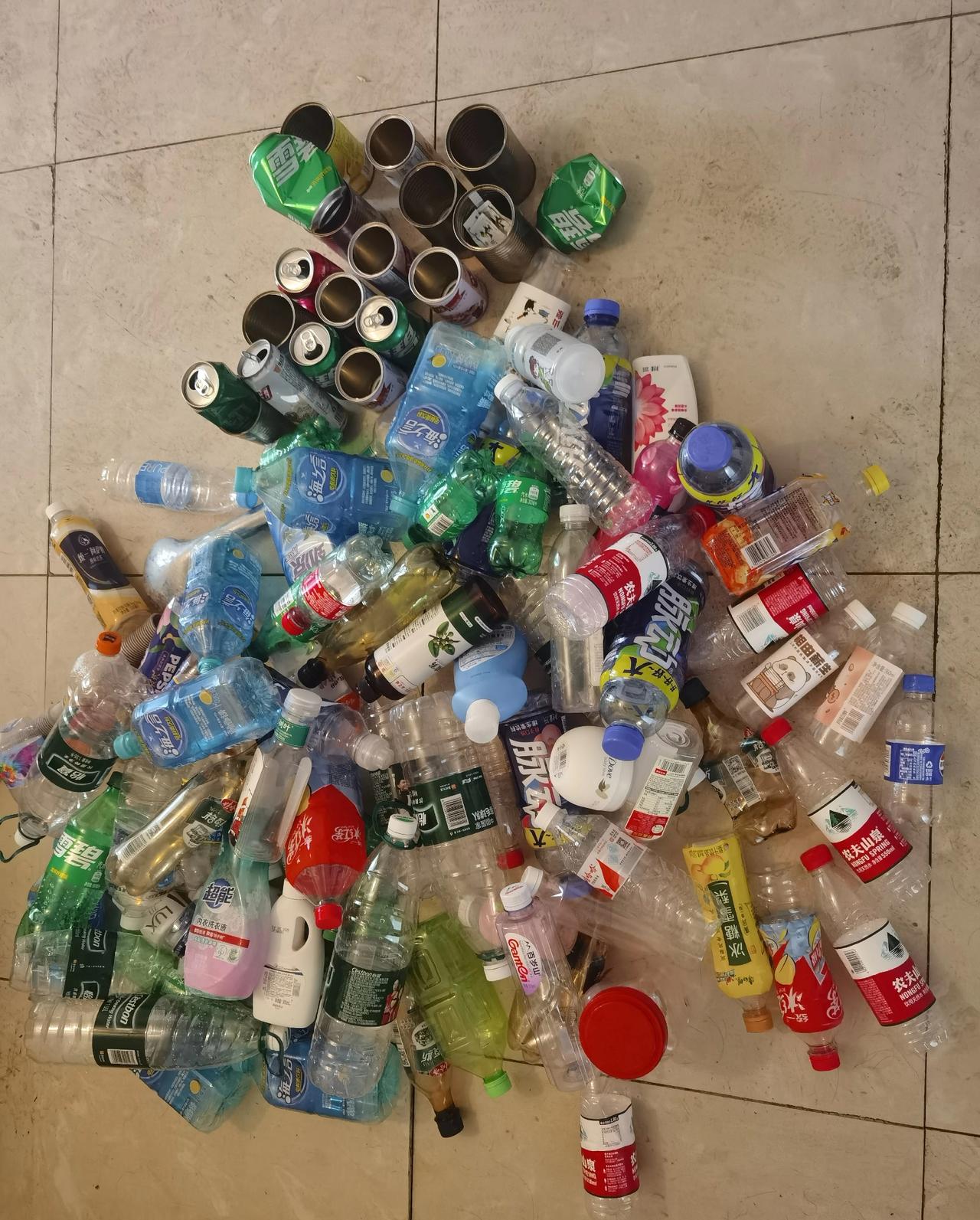 公司有一个3500元一月的清洁工阿姨私底下卖公司里的饮料瓶被发现了，这些饮料瓶加