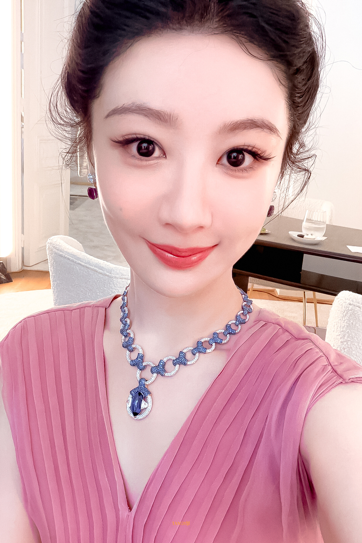 杨紫  yz杨紫董竹君 yz杨紫玉兰花开君再来 宝石的光彩需要匠人雕琢，演员的光