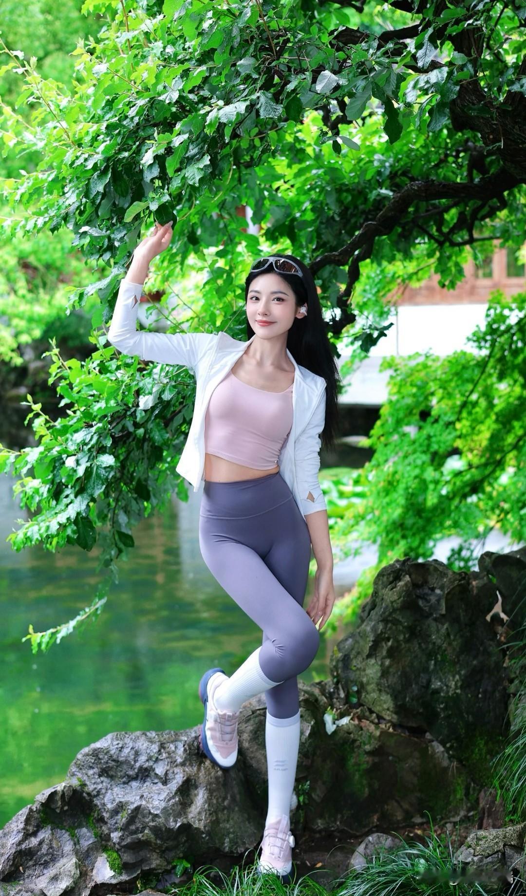 绿意盎然中，轻舞飞扬的少女，自然与活力的完美融合。