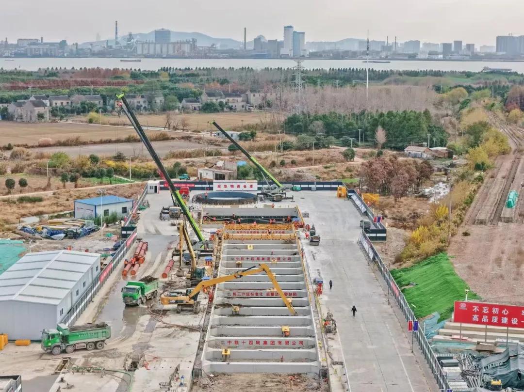 江苏：盐泰锡常宜铁路长江隧道最新建设进展
日前，盐泰锡常宜铁路项目
长江隧道盾构