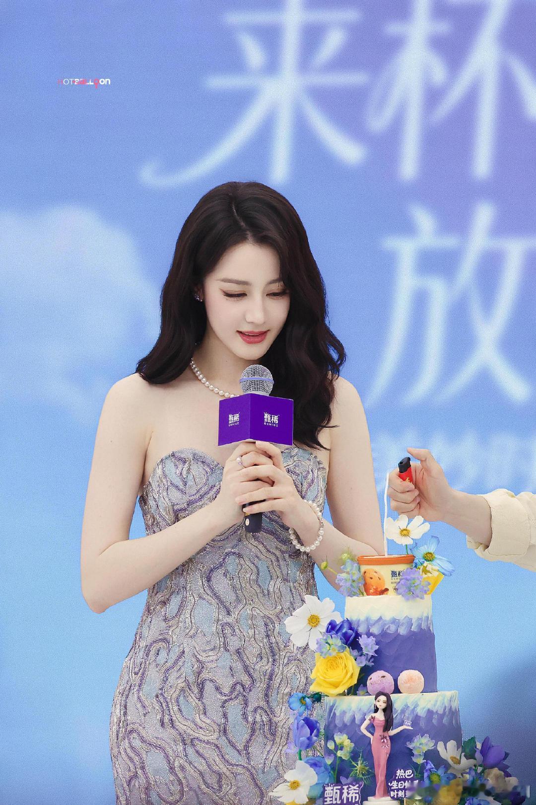 迪丽热巴迪丽热巴听粉丝唱生日歌的反应粉丝为迪丽热巴即兴唱生日歌 今天迪丽热巴听粉