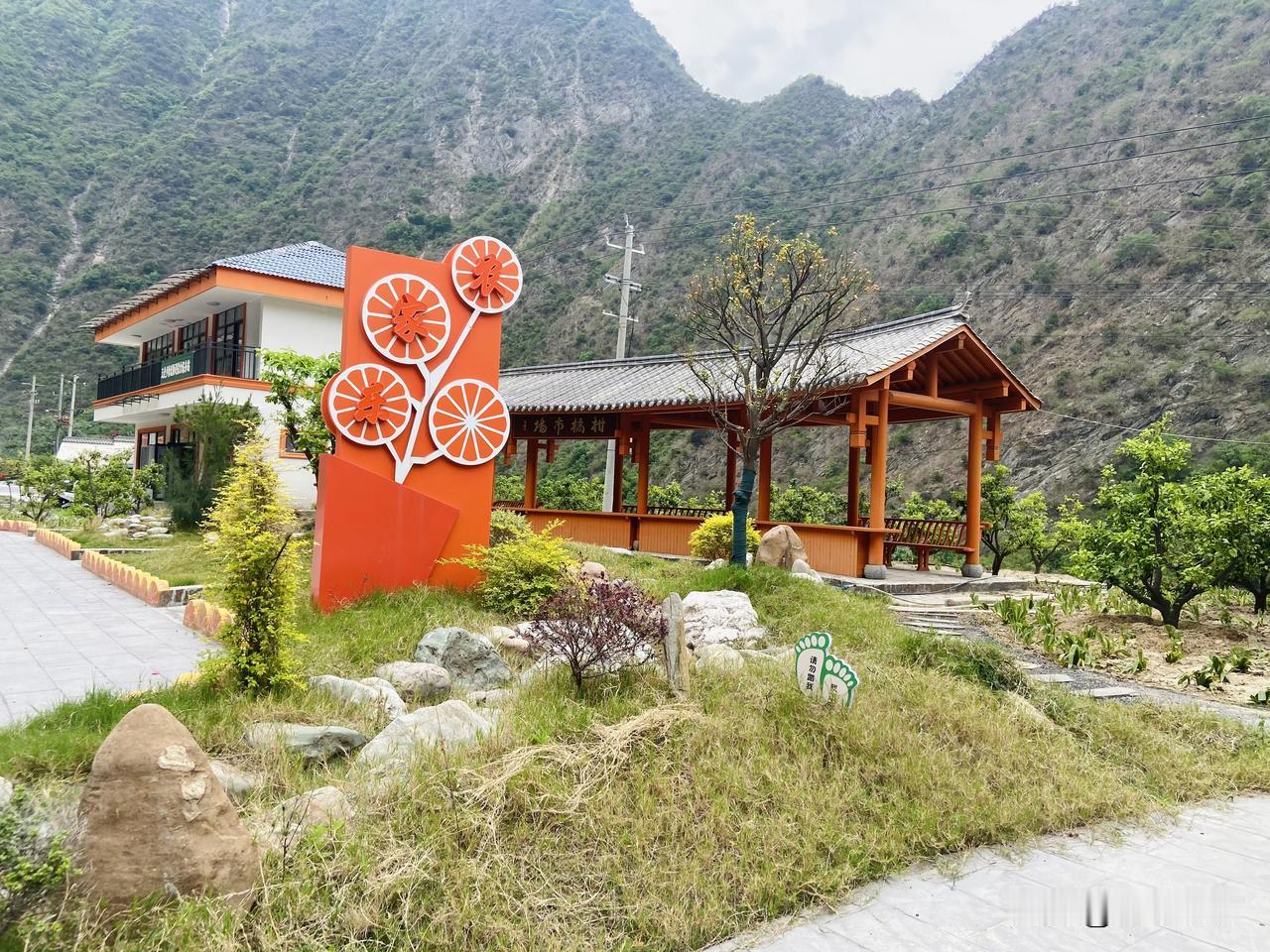 遇见一个打造的很不错的小憩驿站，忍住不停下来逛一逛。

我看的是：亭台房子、走廊