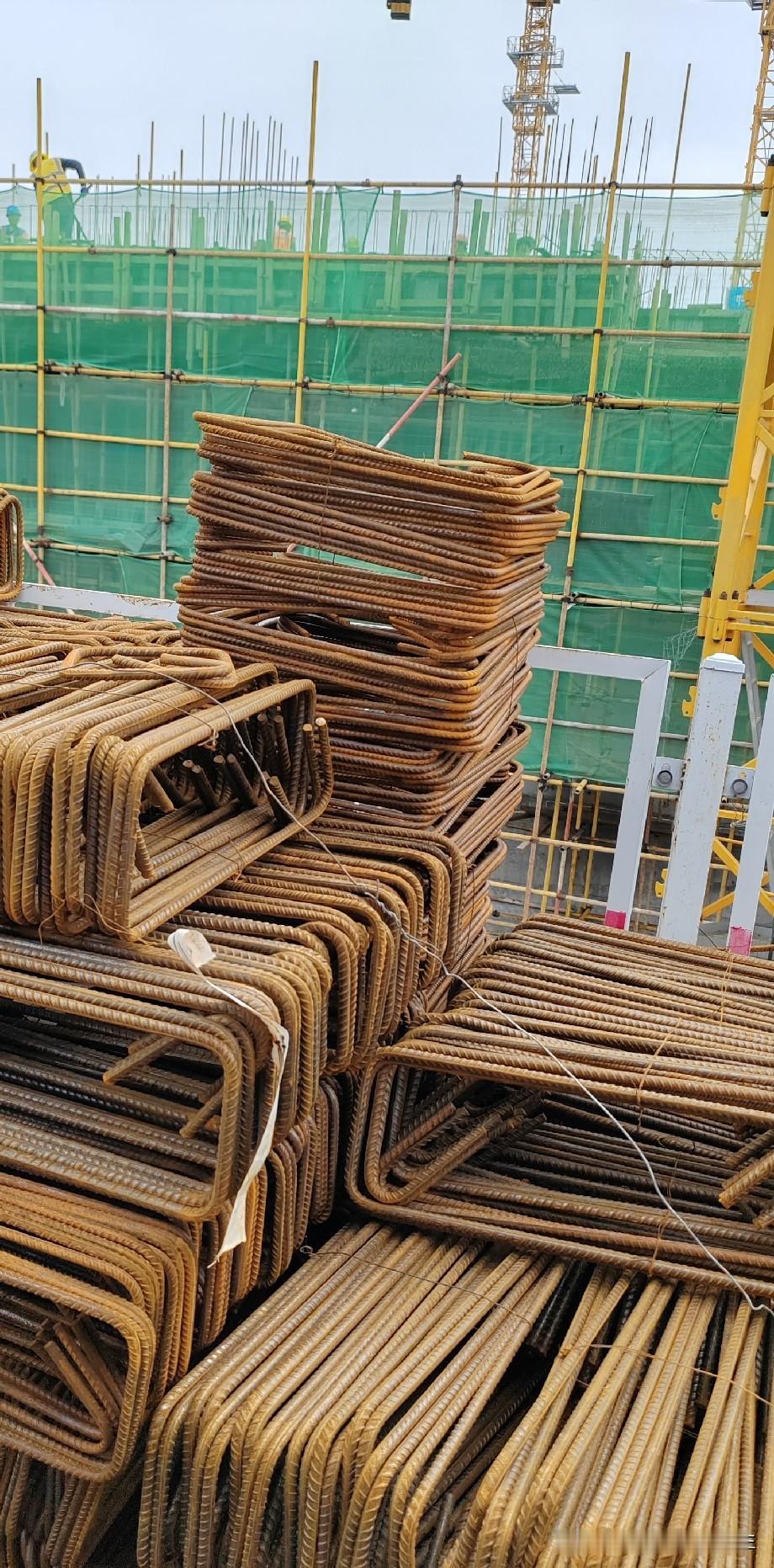 工地针对施工现场不文明现象出台了新规，领导开会说明，临时小便勉强可在完工楼层隐蔽